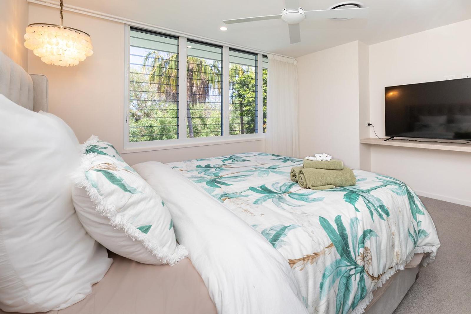 Ocean House - 4 Bedroom With Media & Private Pool - 100m To
