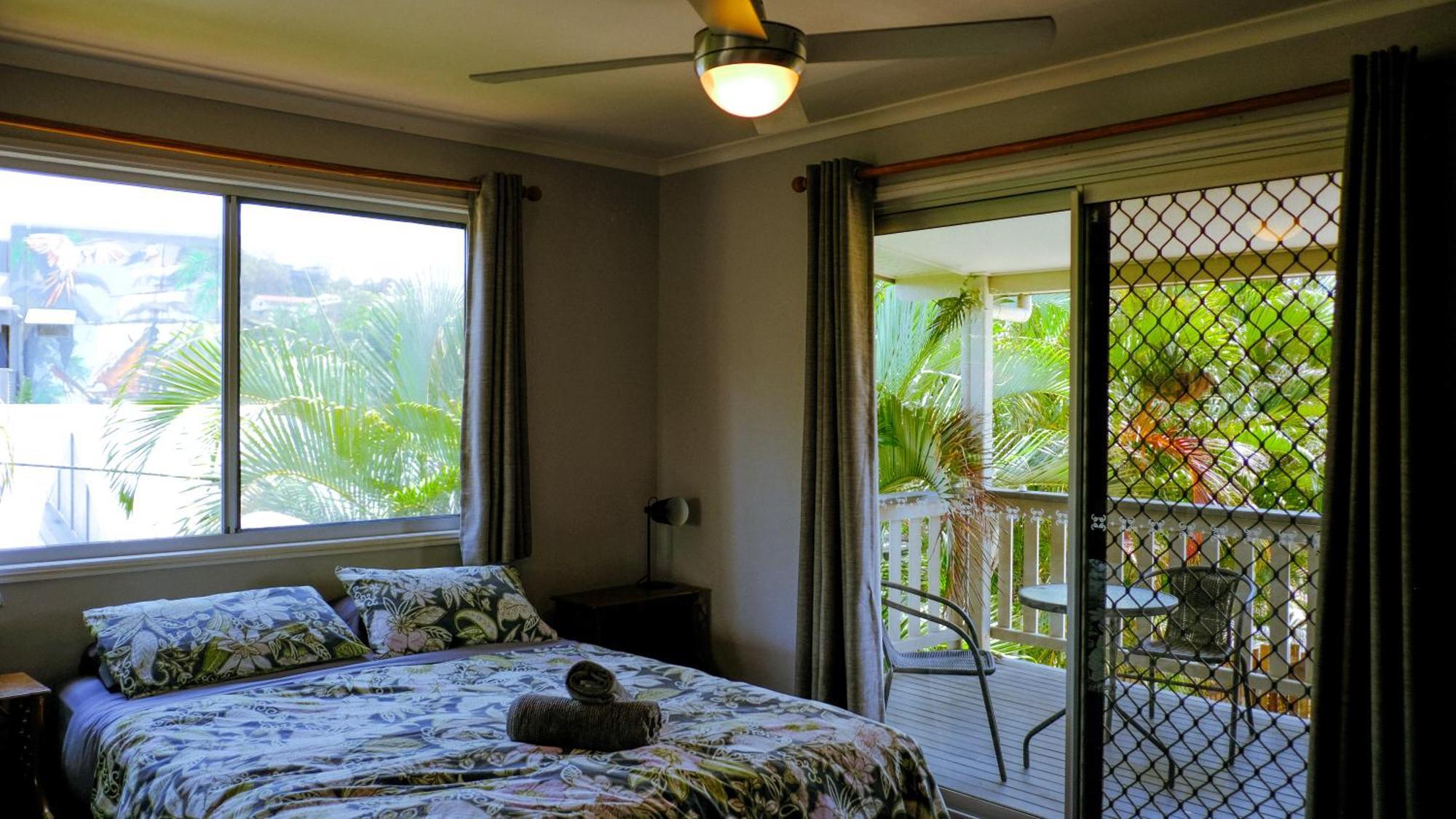 Backpackers At 1770 *