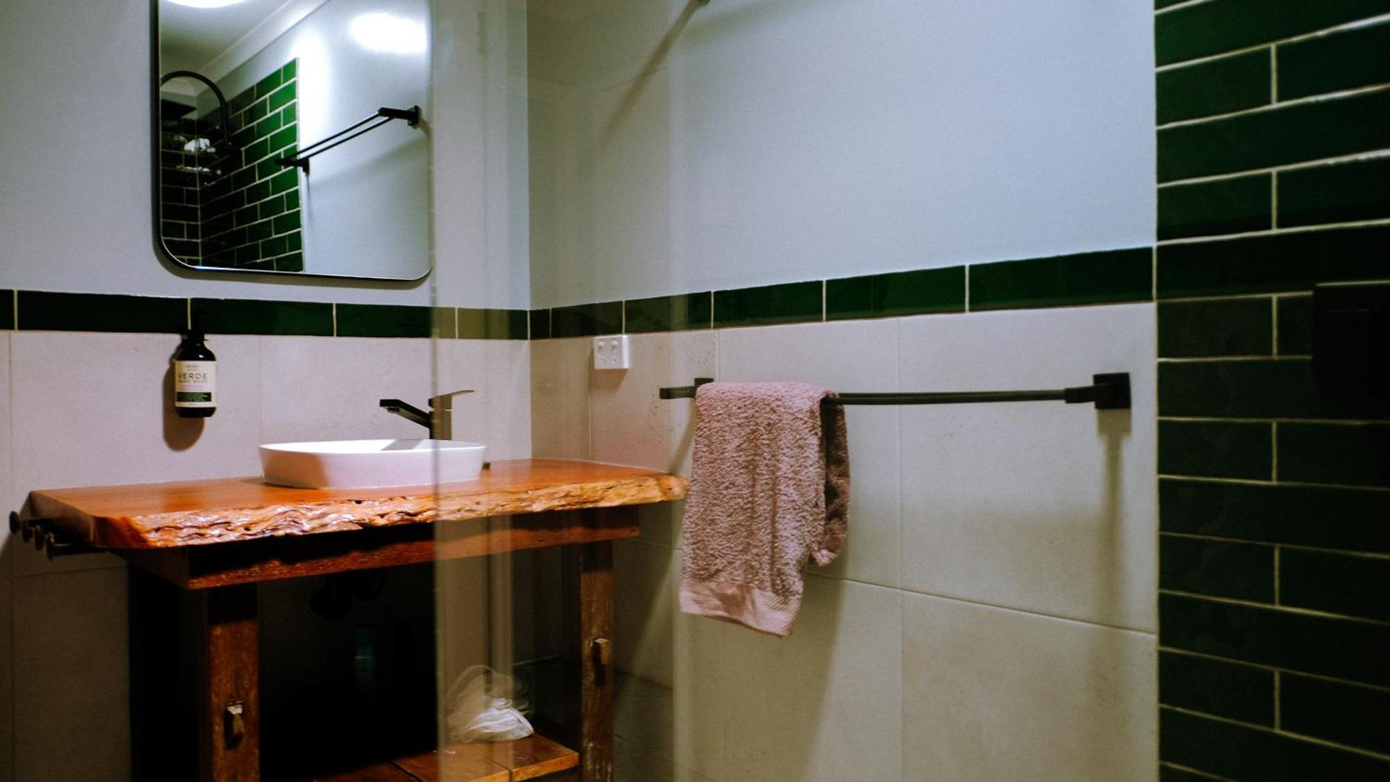 Hostel Backpackers At 1770 *