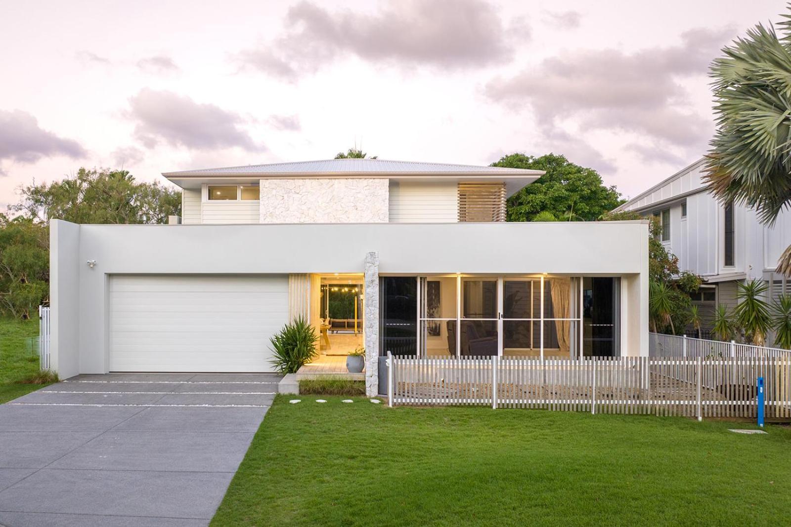 Ocean House - 4 Bedroom With Media & Private Pool - 100m To