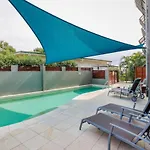 Loka 7 Beachfront Apartment