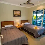 Beach Pad 2 - Modern 2-Bed Unit By The Beach