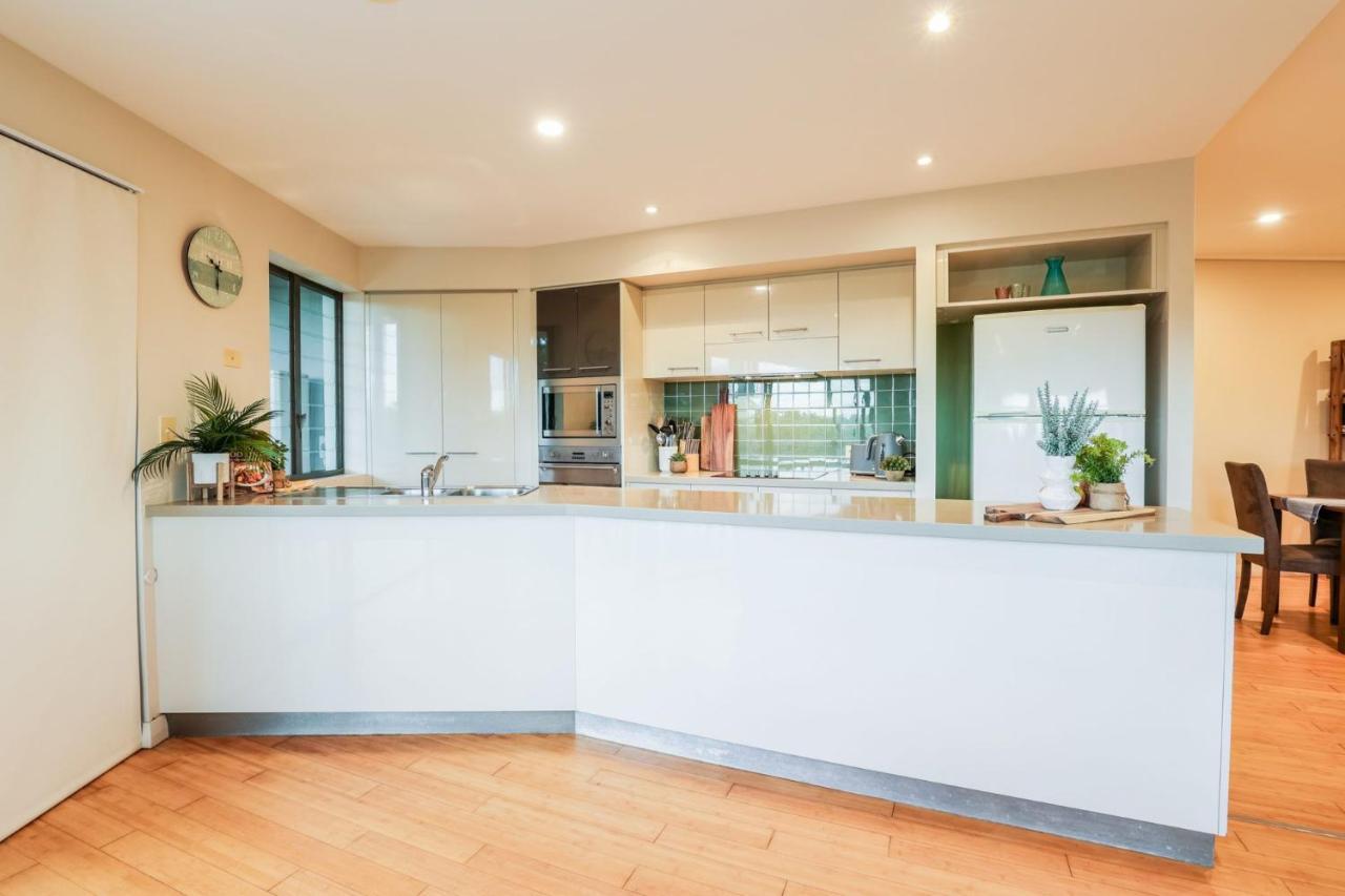 Loka 7 Beachfront Apartment
