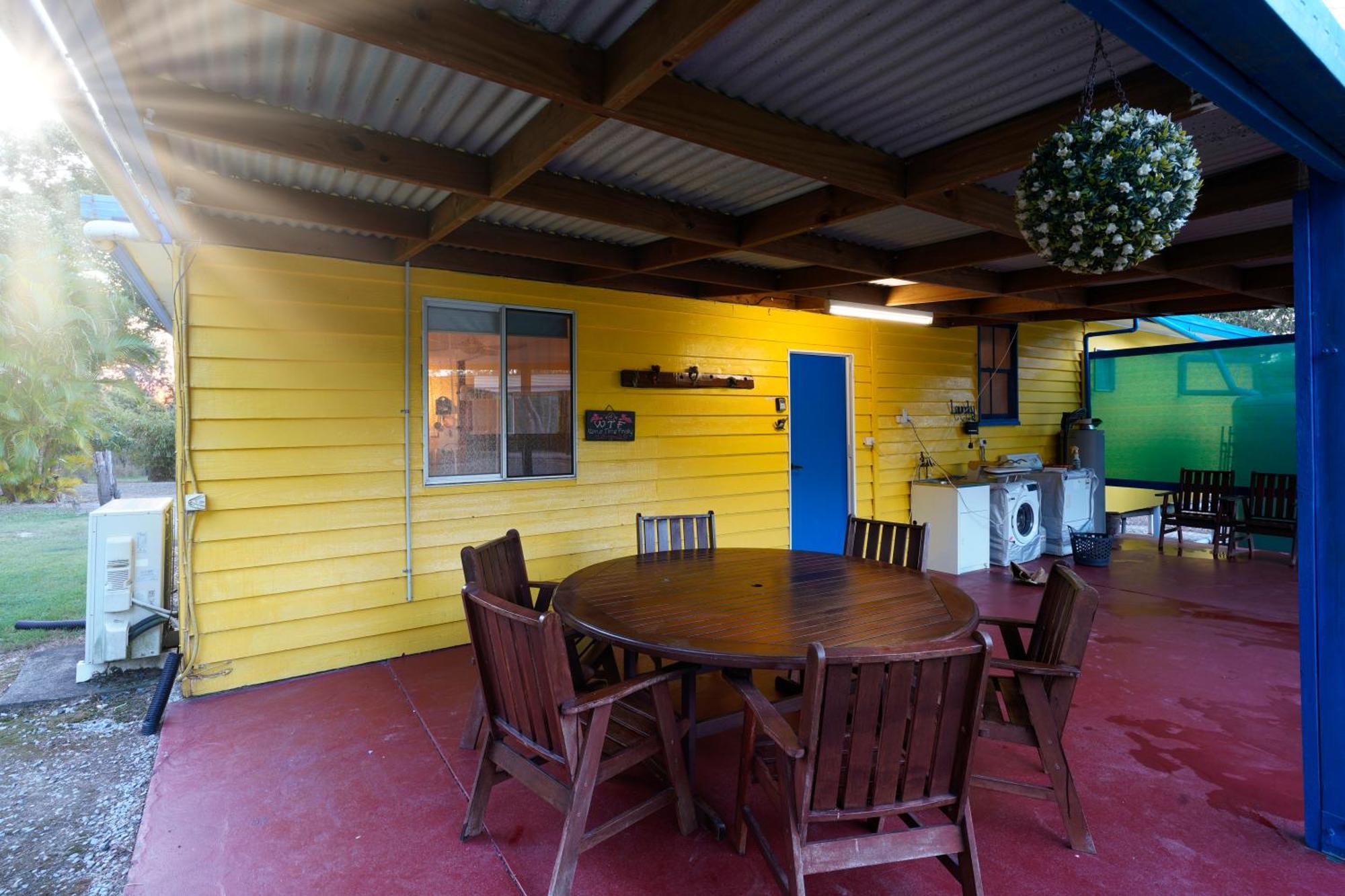 Yellow - Bush And Holiday home