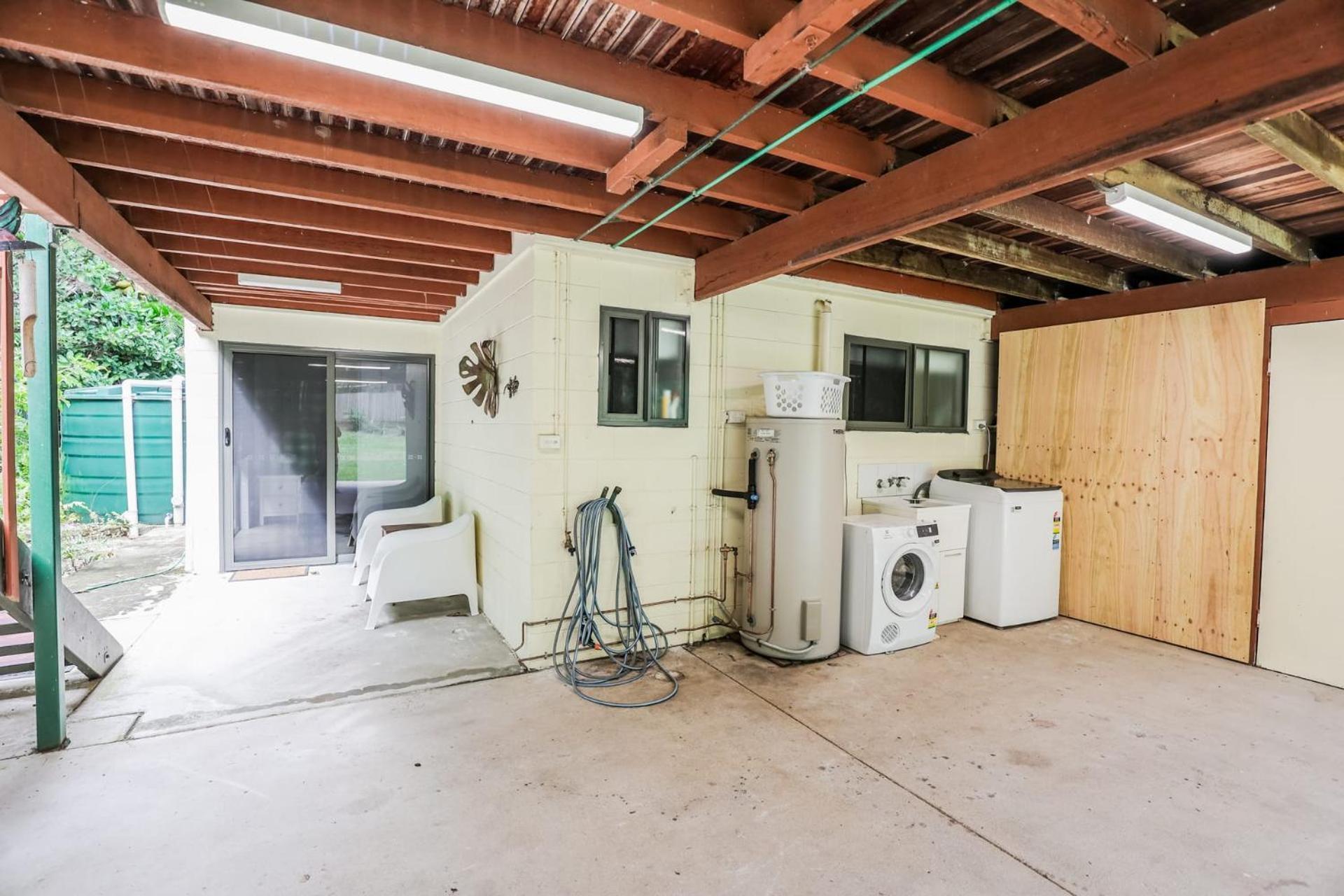 Merindah - Four-bedroom Modern Pet-friendly In