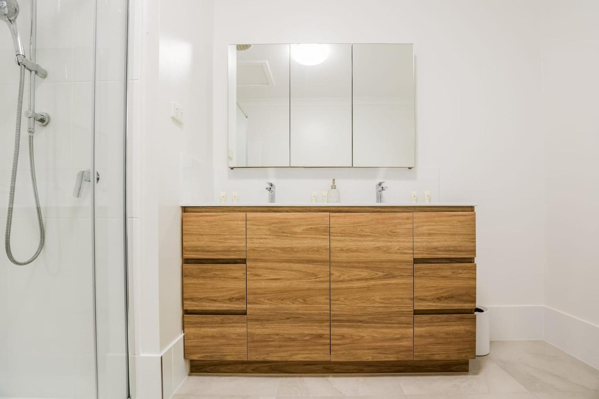 Merindah - Four-bedroom Modern Pet-friendly In Holiday home