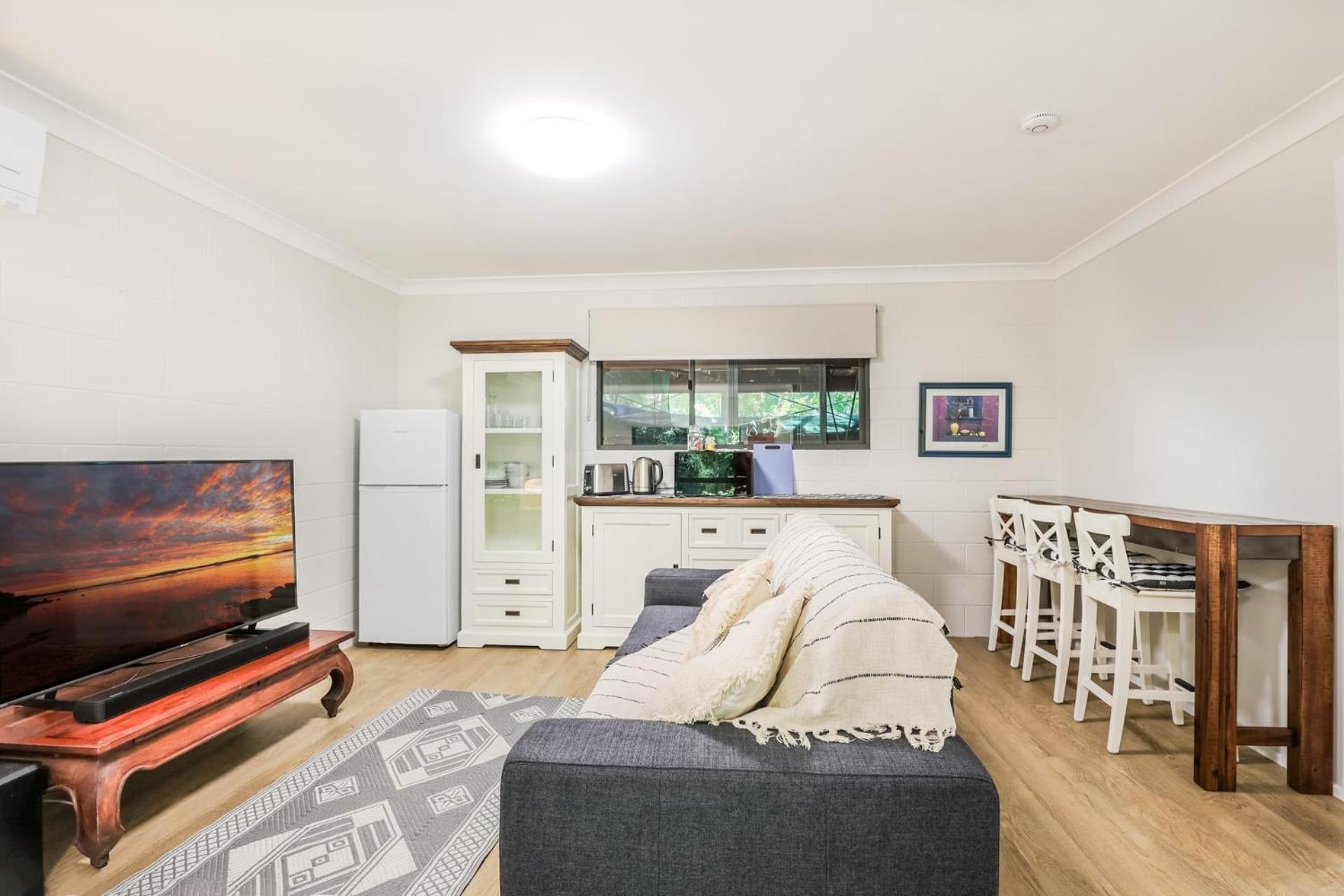 Merindah - Four-bedroom Modern Pet-friendly In