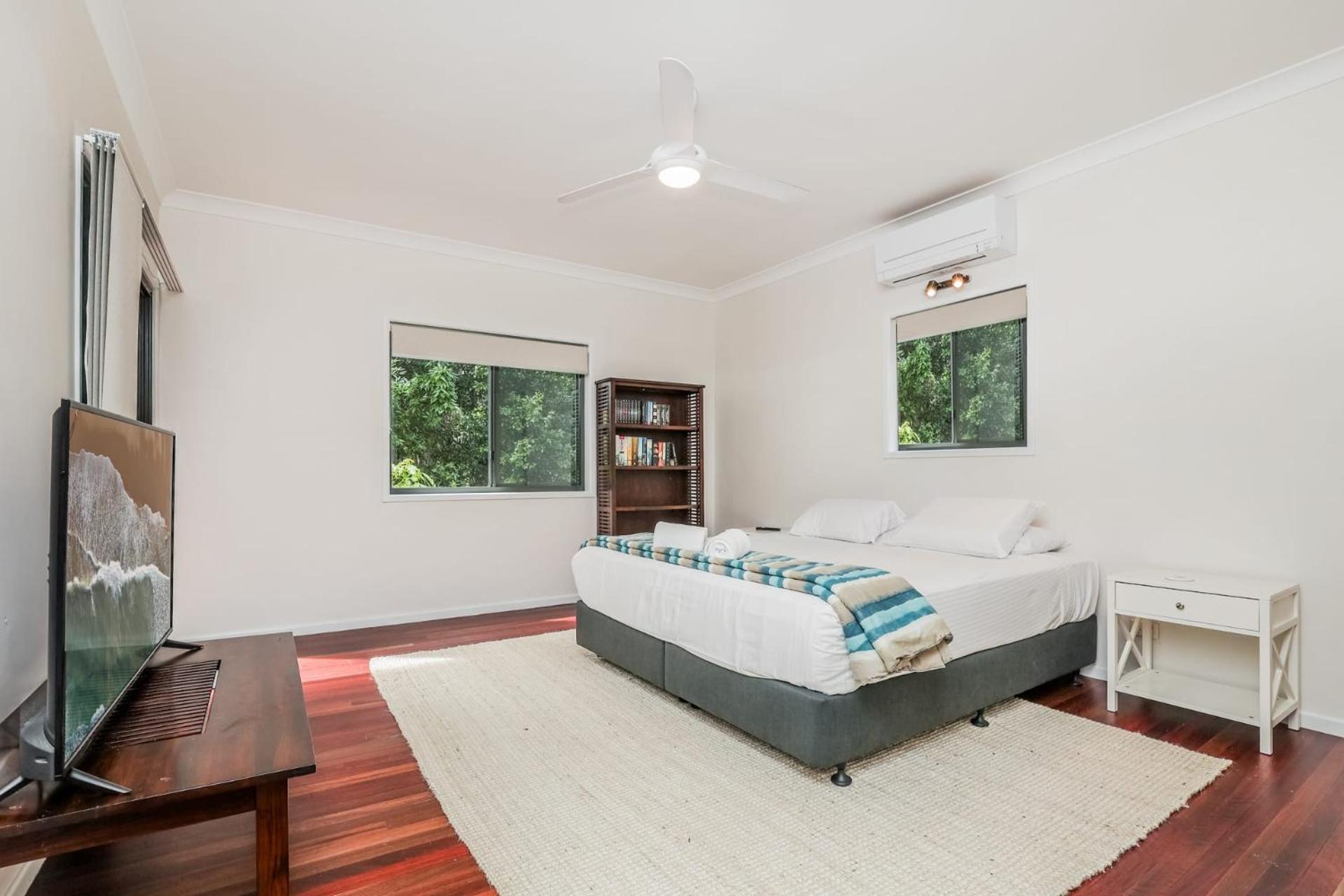 Merindah - Four-bedroom Modern Pet-friendly In *