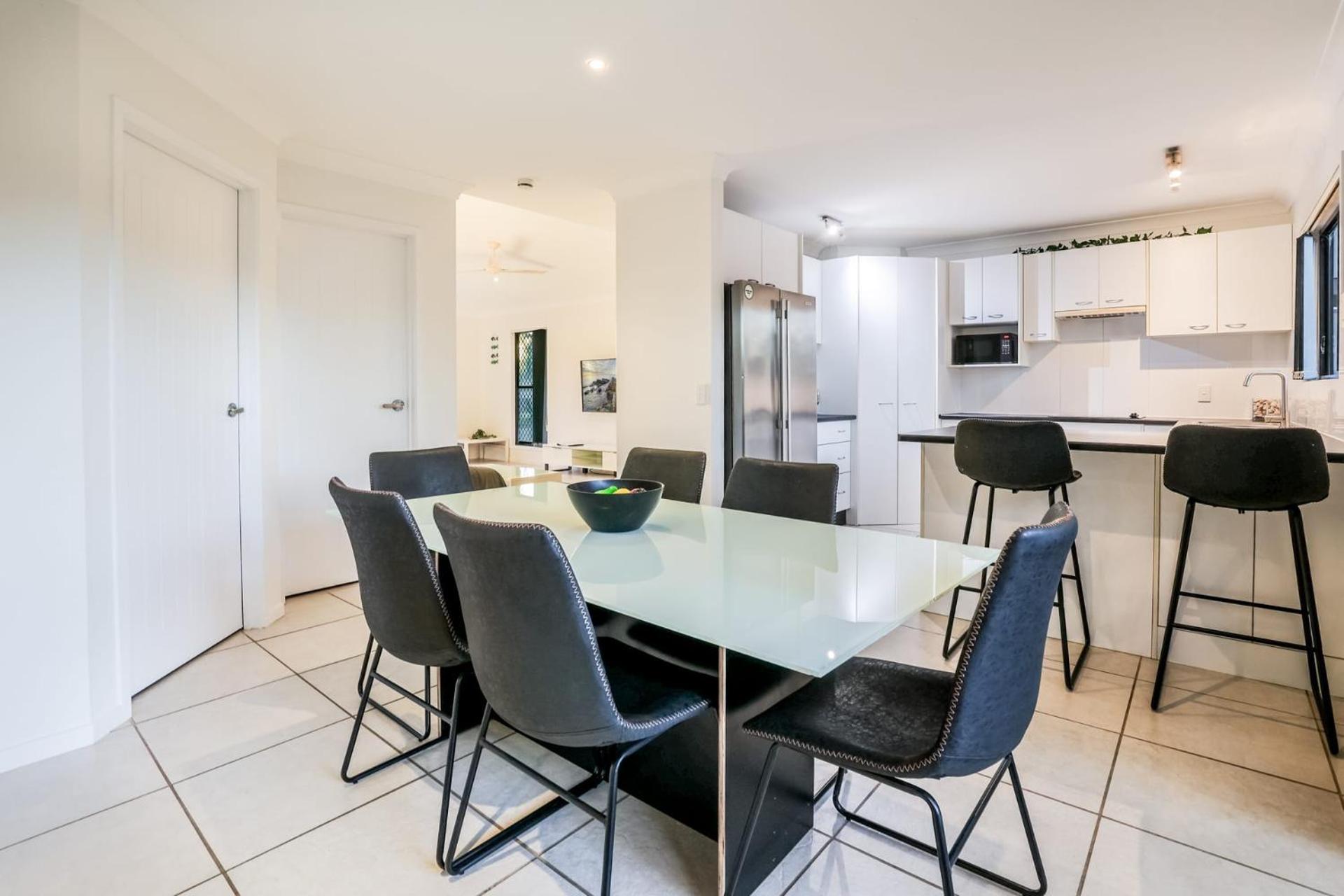 Swell Life - Spacious 3-bedroom Retreat In Holiday home *