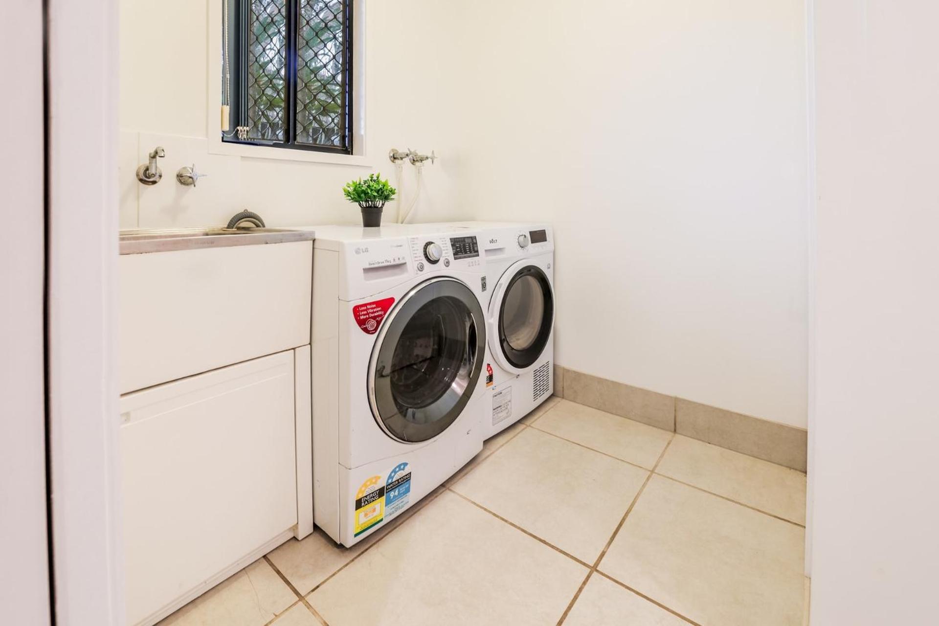Swell Life - Spacious 3-bedroom Retreat In Holiday home