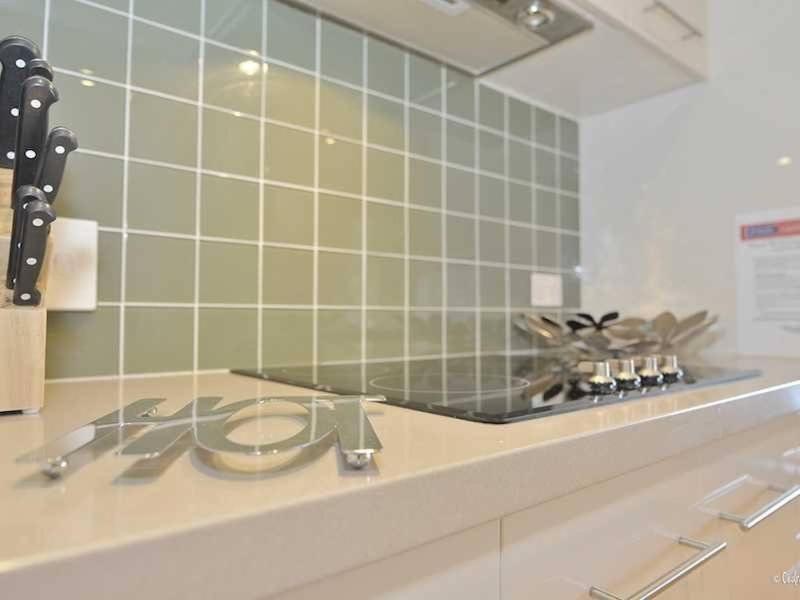 Karma - Three-bedroom Beachside Escape With Heated Communal Pool In Apartment *