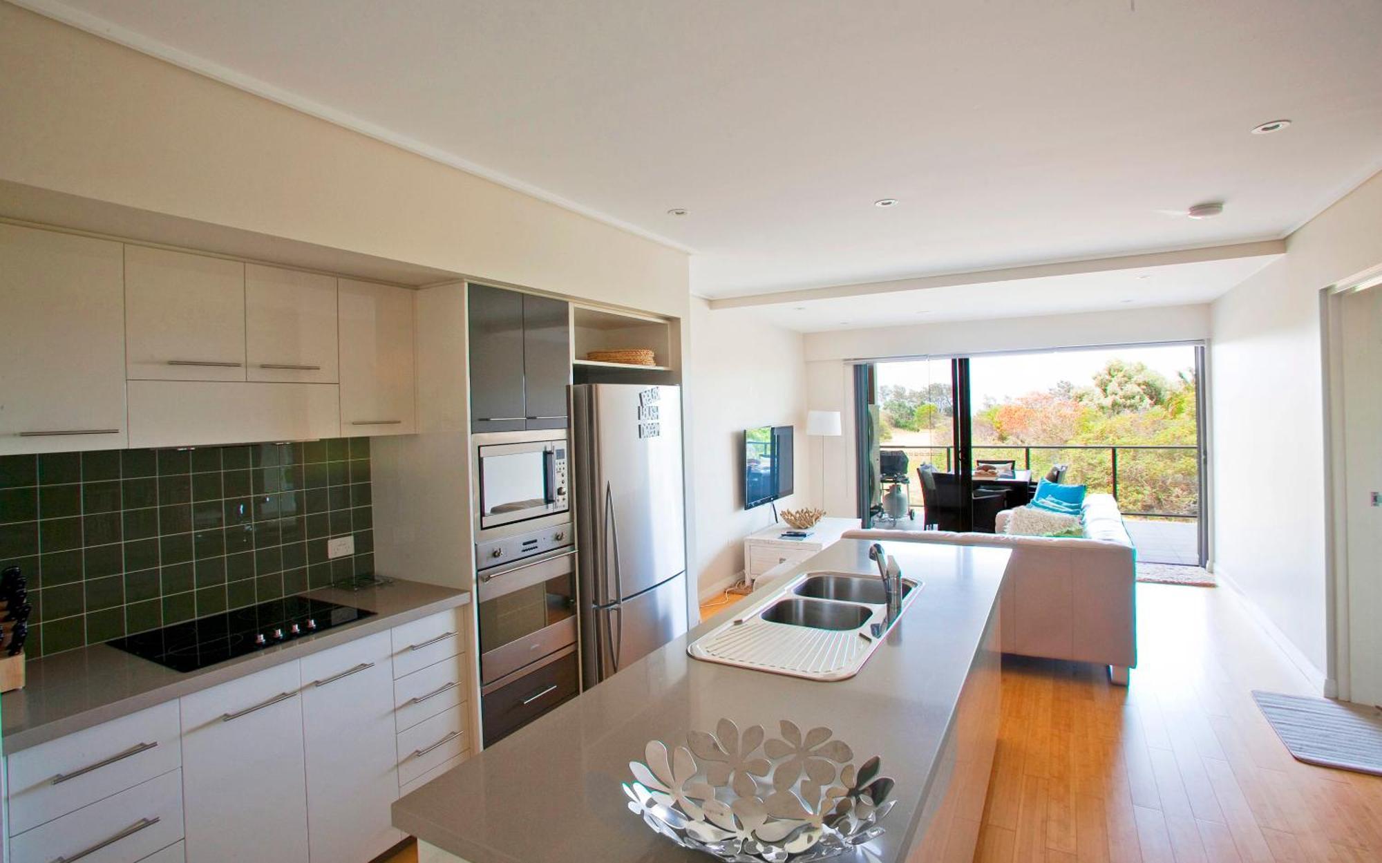 Karma - Three-bedroom Beachside Escape With Heated Communal Pool In Apartment *