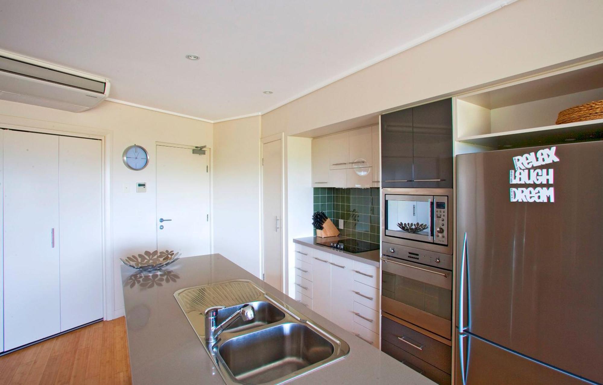 Karma - Three-bedroom Beachside Escape With Heated Communal Pool In Apartment *