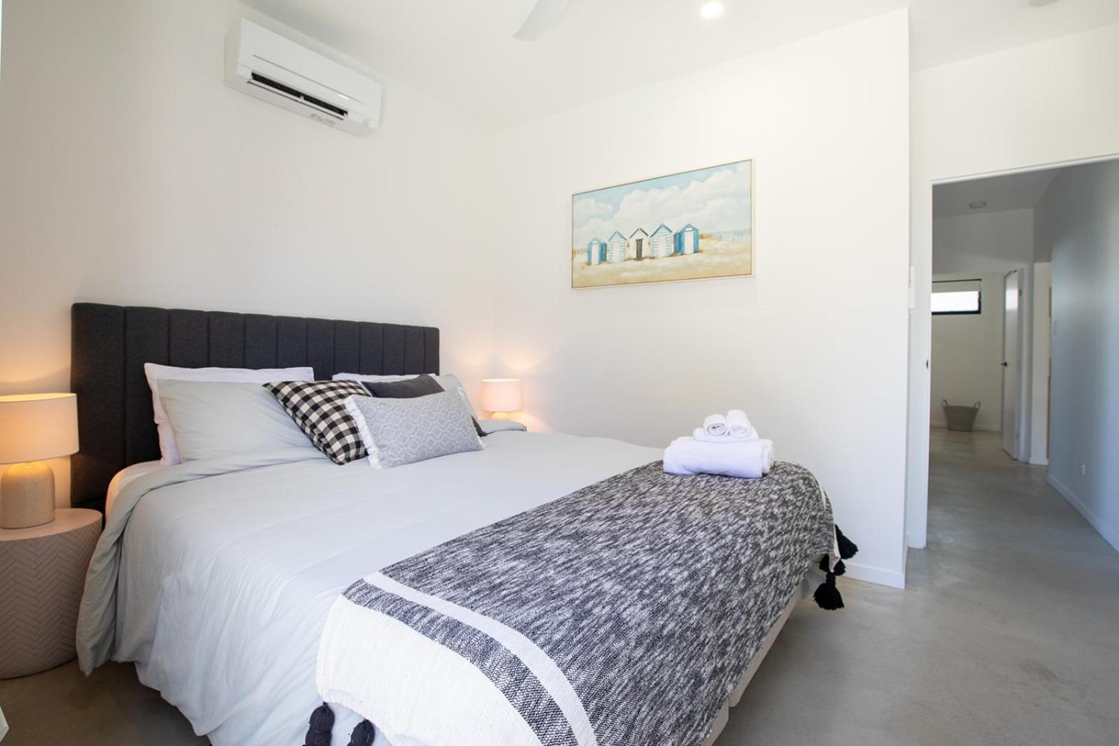 The Dune - 4 Bedroom With Private Pool - 100m To Holiday home
