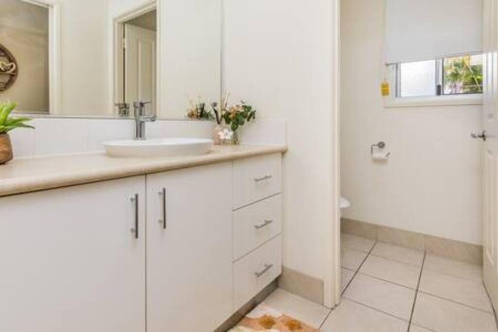 Palm Breeze Hideaway 3 Bedroom - 1 Min To Shops *