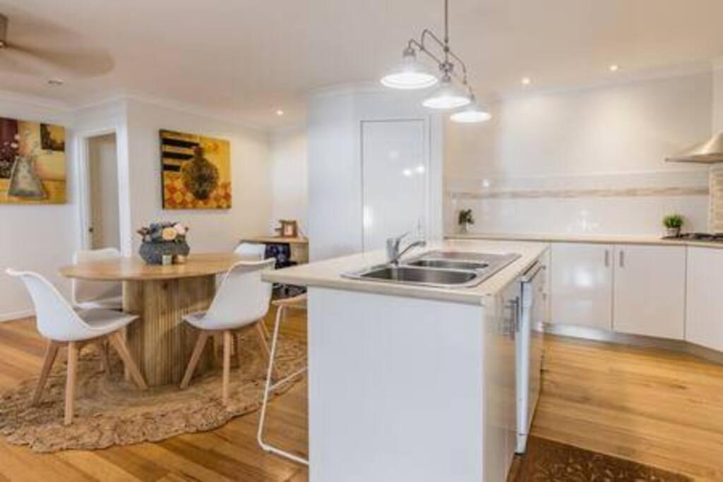 Holiday home Palm Breeze Hideaway 3 Bedroom - 1 Min To Shops