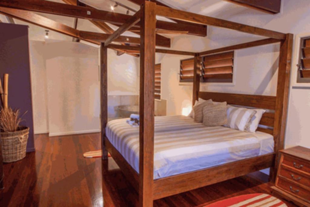 Seabreeze - 5 Bedroom W Pool Table - Beachfront Holiday home Agnes Water