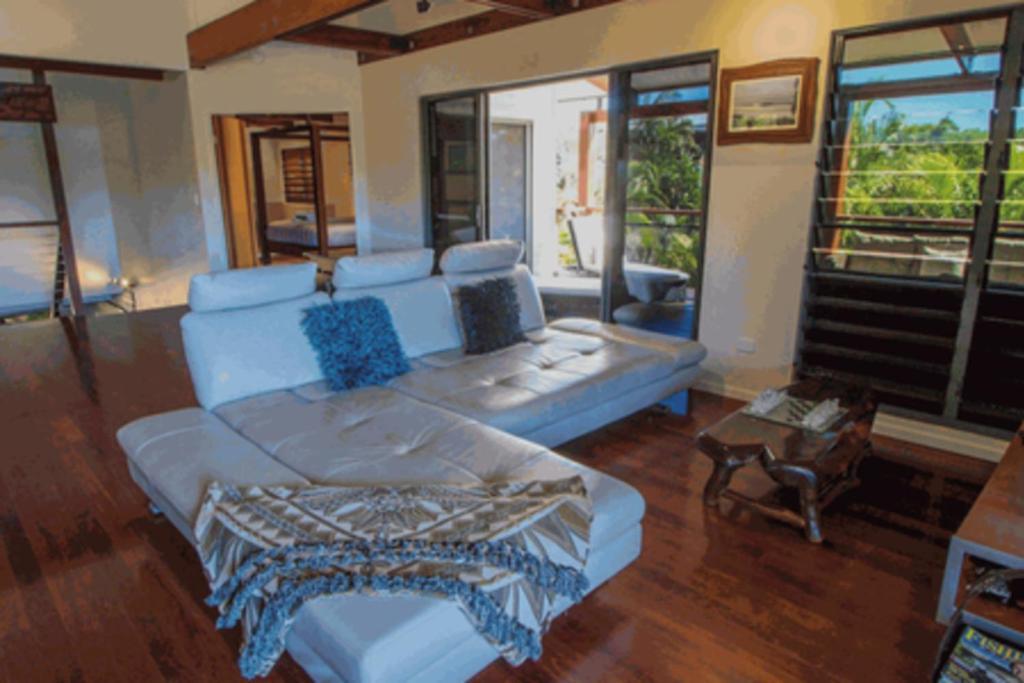 Holiday home Seabreeze - 5 Bedroom W Pool Table - Beachfront *