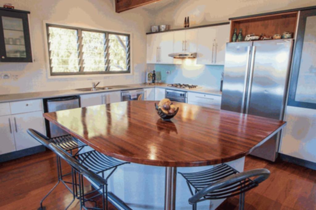 Holiday home Seabreeze - 5 Bedroom W Pool Table - Beachfront *
