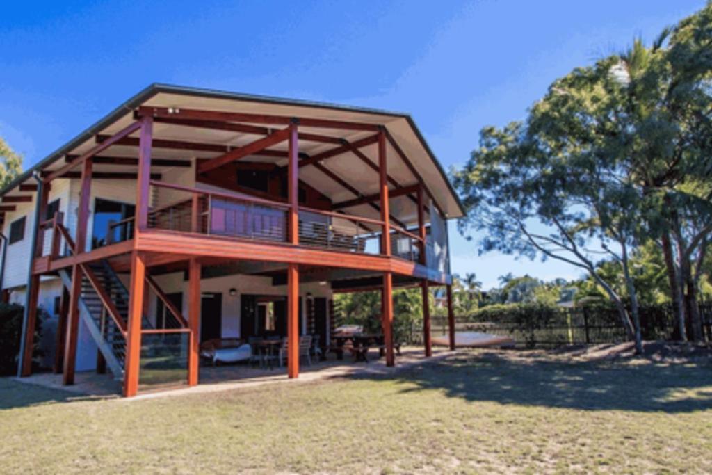 Holiday home Seabreeze - 5 Bedroom W Pool Table - Beachfront *