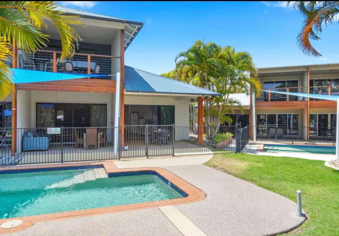 Pool Side Holiday home *