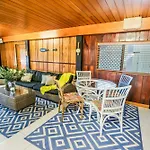 A Lure - Large 3-Bedroom Central Beach House, Just A 2-Minute Walk To Gorgeous Agnes Water Main Beach