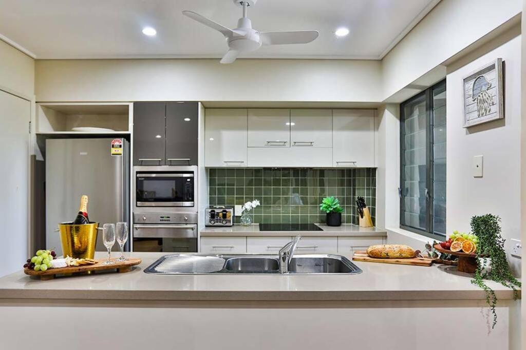 Loka Santi 10 - Beachfront Unit Apartment
