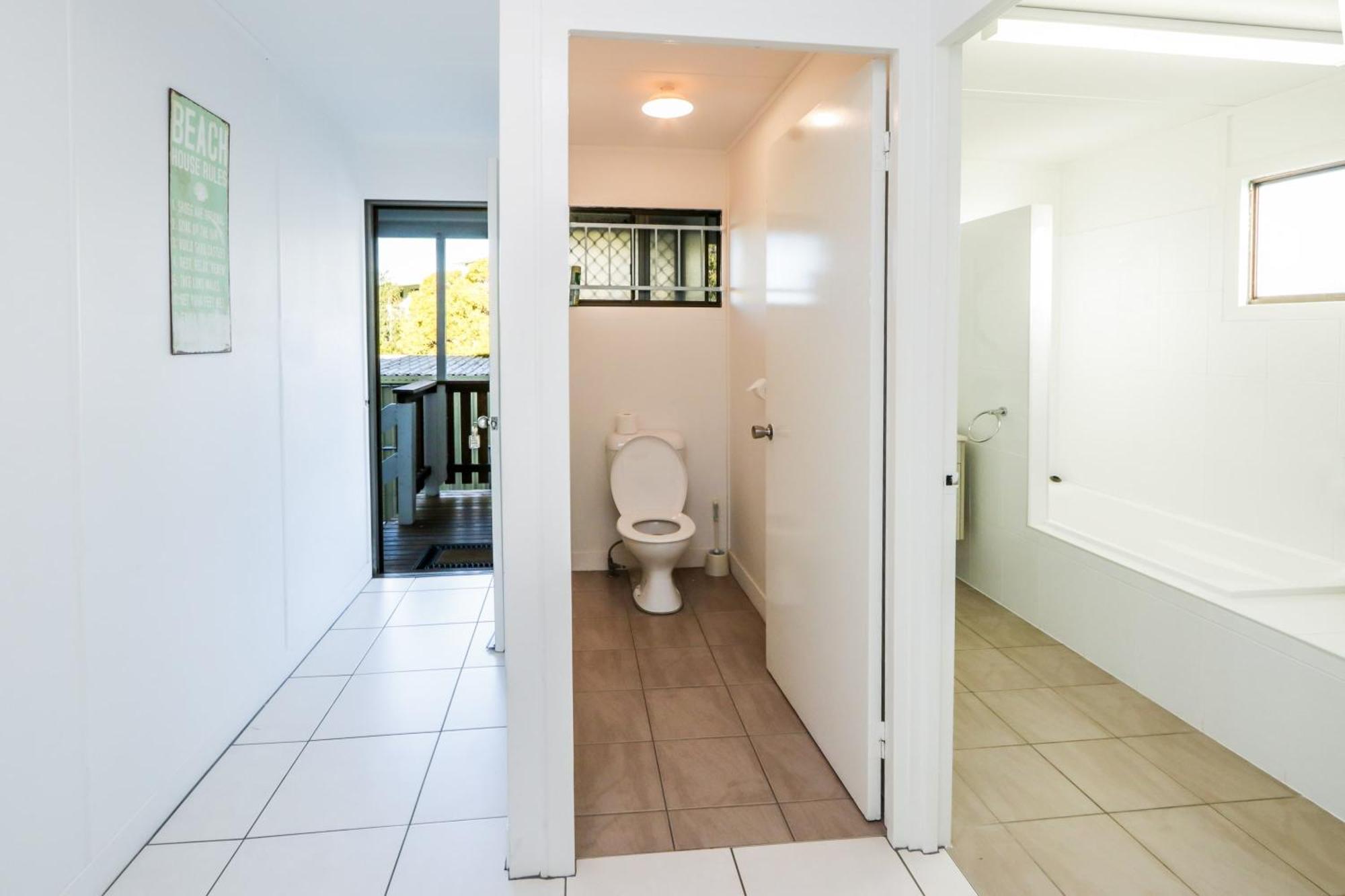A Lure - Large 3-bedroom Central Beach House, Just A 2-minute Walk To Gorgeous Main Beach Holiday home *