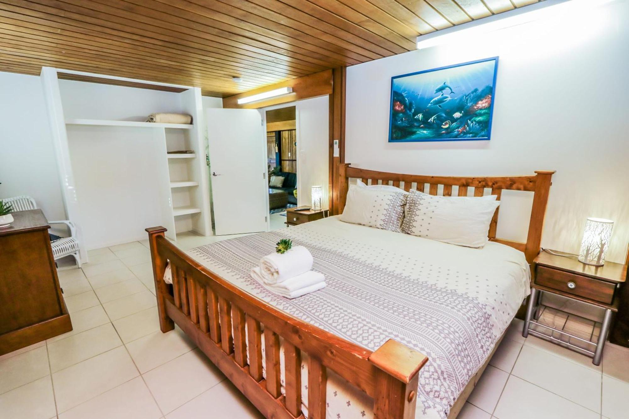 A Lure - Large 3-bedroom Central Beach House, Just A 2-minute Walk To Gorgeous Main Beach *