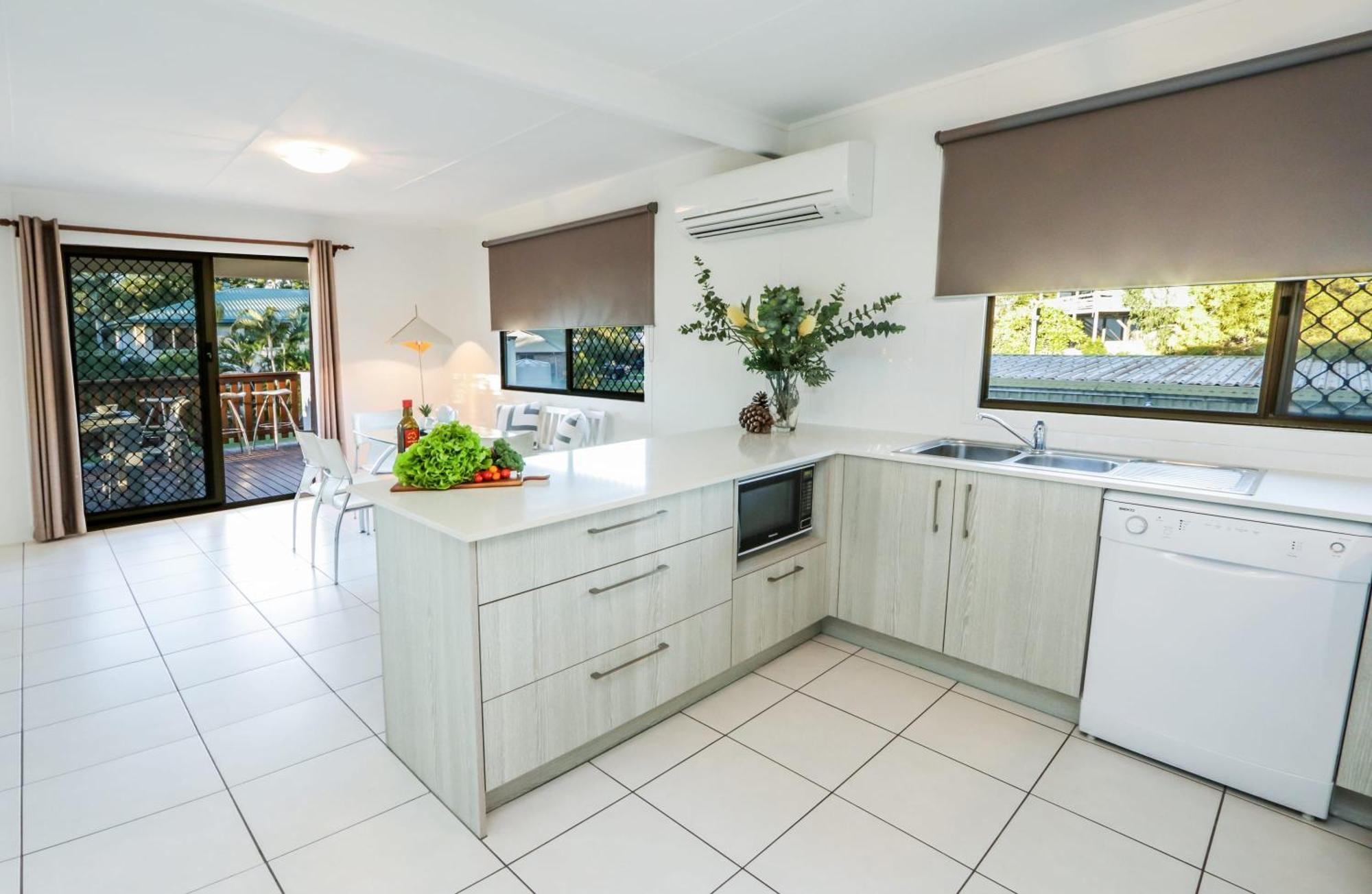 A Lure - Large 3-bedroom Central Beach House, Just A 2-minute Walk To Gorgeous Main Beach Holiday home *