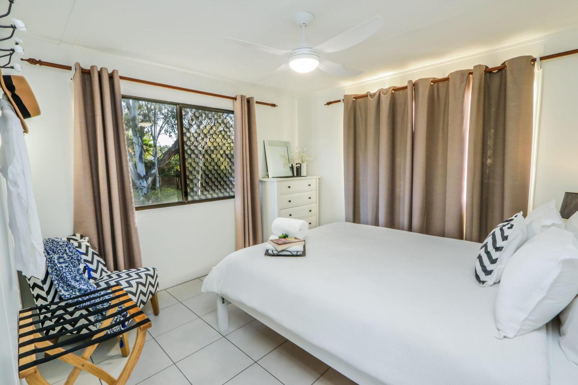 A Lure - Large 3-bedroom Central Beach House, Just A 2-minute Walk To Gorgeous Main Beach Holiday home *