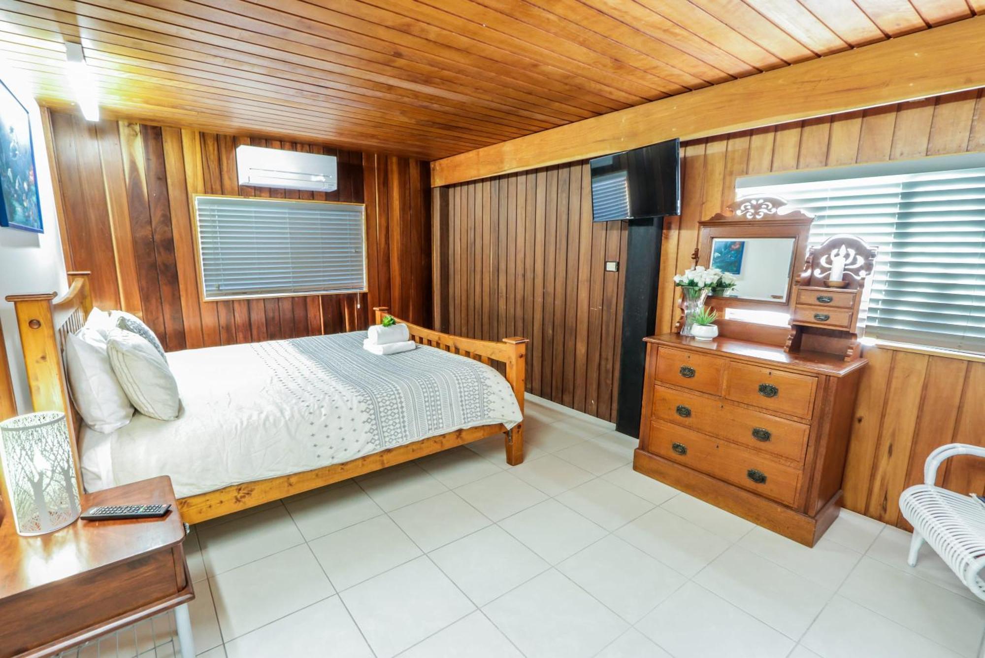 A Lure - Large 3-bedroom Central Beach House, Just A 2-minute Walk To Gorgeous Main Beach Holiday home